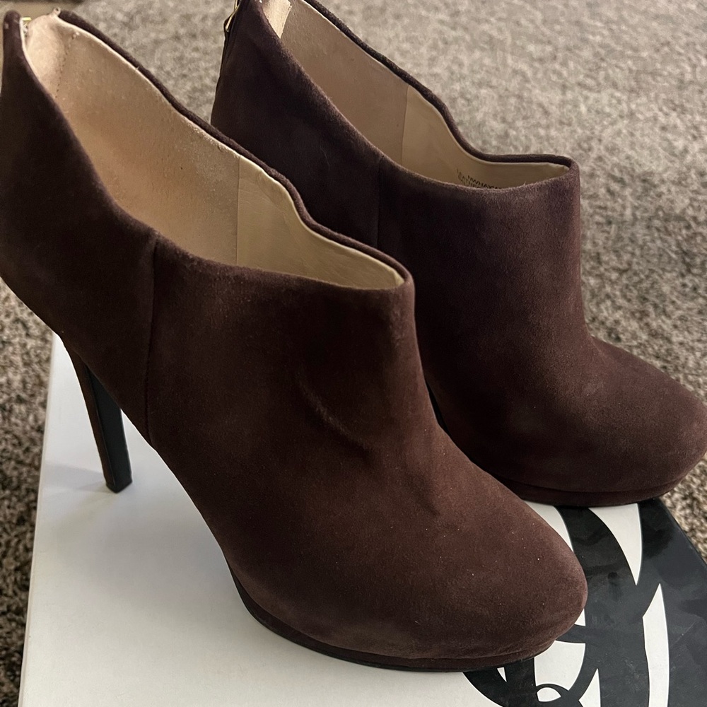 Like new Nine West Women’s sz 8.5 Brown Suede Shoe Boot Stiletto